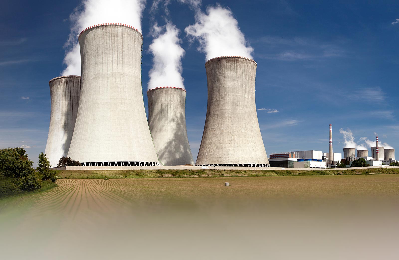 Nuclear power plant with cooling towers operating